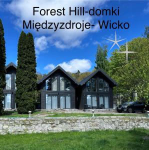 uma casa no domínio da colina da floresta miszippazride vida em Saviano Mare Villa em Międzyzdroje