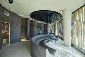 een kamer met een groot bad in het midden bij Wave Sea View Private Apartment - A864 in Międzyzdroje +30 foto's