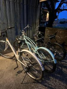 dos motos estacionadas una al lado de la otra en la calle en 海と山と川、田園に囲まれた静かな古民家一棟貸し, en Miyazaki