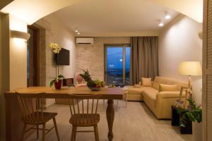 帕琉喬拉的住宿－Libyan Mare，客厅配有桌子和沙发