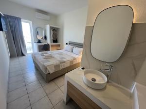 Ein Badezimmer in der Unterkunft koukounari 3 superior rooms