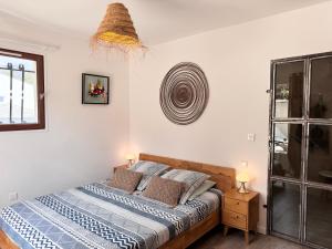 1 dormitorio con 1 cama con 2 lámparas y una ventana en Les 5 Arches, en Sisco
