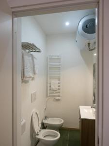 Baño blanco con aseo y lavamanos en Paolessi House en Rieti