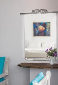 uno specchio a parete con un letto in camera di Scorpios Hotel & Suites a Samos