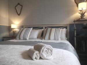 瓦瑞諾博吉的住宿－Appartament Deluxe，一间卧室配有带毛巾的床