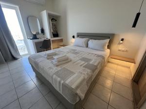 Ein Bett oder Betten in einem Zimmer der Unterkunft koukounari 3 superior rooms