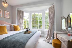 1 dormitorio con cama y ventana grande en St George's en Cheltenham