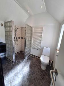 Et badeværelse på Hus med 10 soveplads