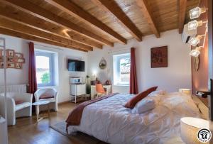 Postel nebo postele na pokoji v ubytování La maison d'Hôtes Du Moulin + 26 fotografií