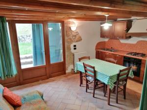 eine Küche und ein Esszimmer mit einem Tisch und Stühlen in der Unterkunft Agriturismo Lusani in Caprino Veronese