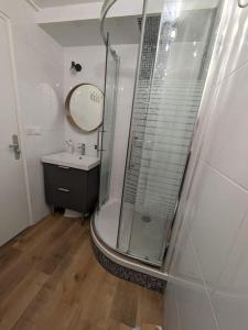 a bathroom with a shower and a sink at Appartement avec jardin et accès mer in Grandcamp-Maisy