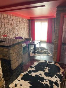 伊斯坦堡的住宿－Tüyap Fair Elit Home，客厅设有石制壁炉和桌子。