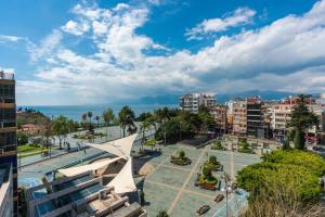 Blick auf eine Stadt mit Gebäuden und das Meer in der Unterkunft ANTSUN in Antalya