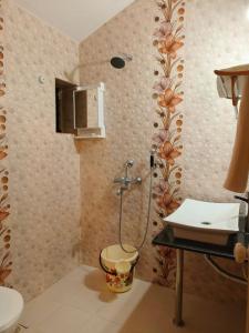 un bagno con doccia, lavandino e WC di GLEN RESIDENCY a Chinchinim Altre 22 foto