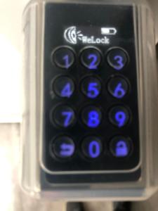 um close-up de um controle remoto em um telefone em Apartment R24/7, 4050 Traun em Linz