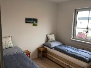 Duas camas num quarto com uma janela em Apartment R24/7, 4050 Traun em Linz