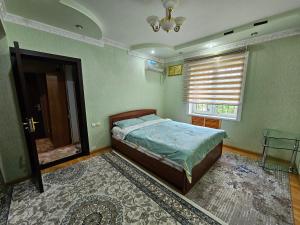 Ένα ή περισσότερα κρεβάτια σε δωμάτιο στο DIlfuza