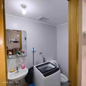 uma pequena casa de banho com WC e lavatório em Two Bedroom Condo Unit at 8 Spatial Davao em Davao