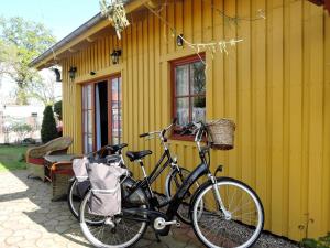 una bicicleta estacionada fuera de una casa amarilla en Comfortable holiday home, Stepnica en Stepnica