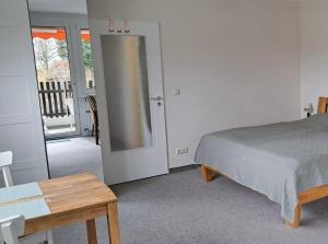 バートライヘンハルにあるFerienwohnungen Alpenpanoramaのベッドルーム(ベッド1台、テーブル、鏡付)