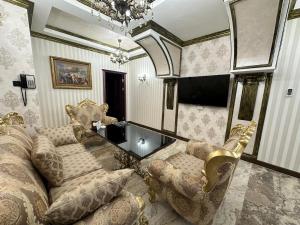 un soggiorno con un divano e un tavolo di Hotel Roma & Tours a Yerevan