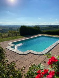 CalossoにあるHoliday Home with Private Swimming Poolの- 花が咲くタイル張りのパティオのスイミングプール