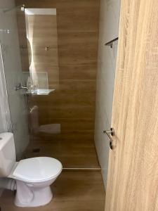 baño con aseo y puerta de cristal en Coastal Escape, en Kavala