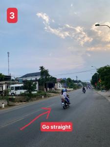 ChuLaLa Khe Sanh في Hương Hóa: شخصان يركبان دراجة نارية في الشارع