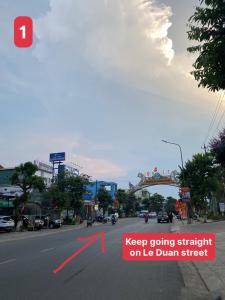 ChuLaLa Khe Sanh في Hương Hóa: شارع المدينة به سهم احمر على الطريق