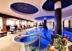 un vestíbulo de hotel con una gran piscina en Wellnesshotel Parkschlössl zu Thyrnau " Adults only" en Thyrnau