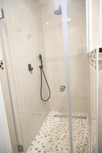 a shower with a glass door in a bathroom at Perla Marina 2 Acitrezza in Acitrezza +9 photos