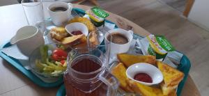 a tray with a plate of food on a table at VILA CALLUM - výhodné dlouhodobé pronájmy v RD in Ostrava