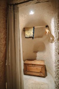 a room with a curtain and a bed in a cave at Hu of Cappadocia - Special Class in Uchisar