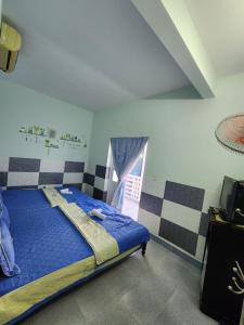 una camera con letto blu di Motel Thành Đạt a Vung Tau