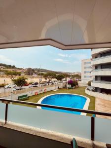 einen Balkon mit Poolblick in der Unterkunft Relax LUX apartment on Fenals beach in Lloret de Mar