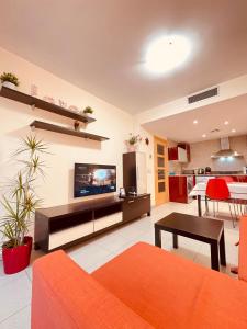 ein Wohnzimmer mit einem Flachbild-TV an der Wand in der Unterkunft Relax LUX apartment on Fenals beach in Lloret de Mar