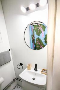 bagno con lavandino bianco e specchio di Single Fin Conil a Conil de la Frontera