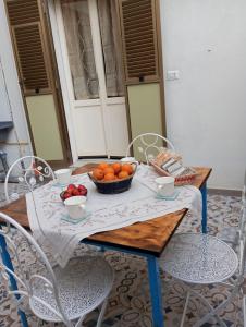 - une table avec un bol de fruits dans l'établissement Les Portes Blaves, à Alghero
