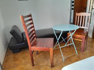 une table, deux chaises, une table et un canapé dans l'établissement Beauty, à Saint-Jean-Cap-Ferrat