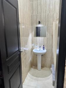 ein Bad mit einem Waschbecken und einem Spiegel in der Unterkunft La Casa Budget in Marsa Alam City