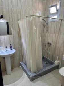 ein Bad mit einer Dusche und einem Waschbecken in der Unterkunft La Casa Budget in Marsa Alam City