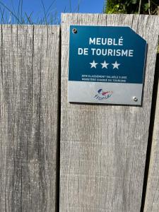Trévou-TréguignecにあるBellevues-Sur-Mer, à 100 m de la plageの木塀の上の看板