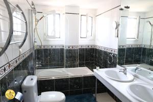 Et badeværelse på A4J Cama Doble