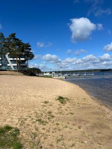 una spiaggia sabbiosa accanto a un bacino d'acqua di Sosnowe Apartamenty - Marina 2 a Augustów Altre 12 foto