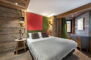 um quarto com uma cama e uma secretária num quarto em Appartement Sifflote - LES CHALETS COVAREL em La Daille