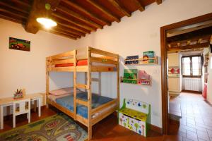 1 Schlafzimmer mit 2 Etagenbetten in einem Zimmer in der Unterkunft Casa al Ruscello in Lucolena in Chianti