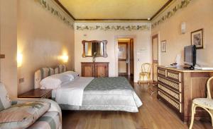 เตียงในห้องที่ Hotel Club Relais Des Alpes