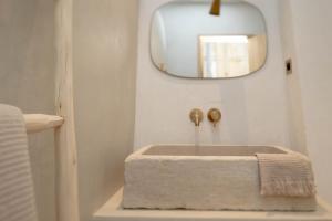 ein Bad mit einem Waschbecken und einem Spiegel in der Unterkunft Casa Collioura in Collioure