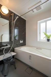 een badkamer met een bad, een toilet en een wastafel bij The Crestview Lodge 