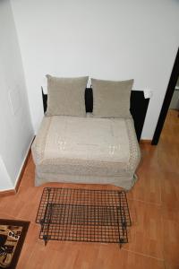 a bed sitting on top of a wooden floor at Casita Ladera, Setenil - Cádiz in Setenil